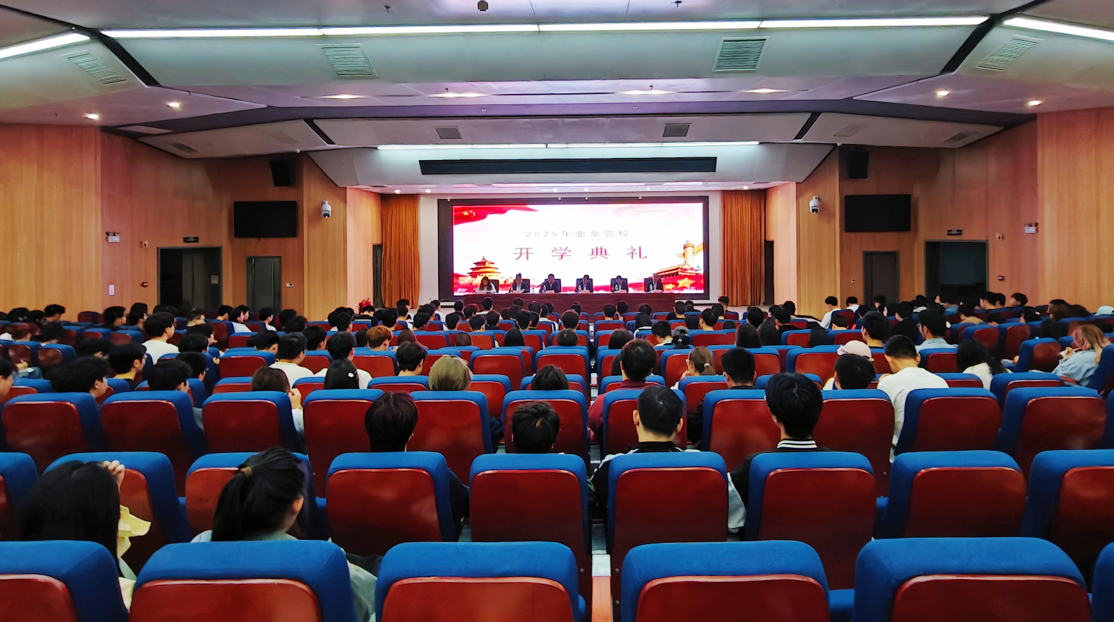 陕西省建筑职工大学隆重举行2025年业余党?？У淅?></div>
                            <div   id=